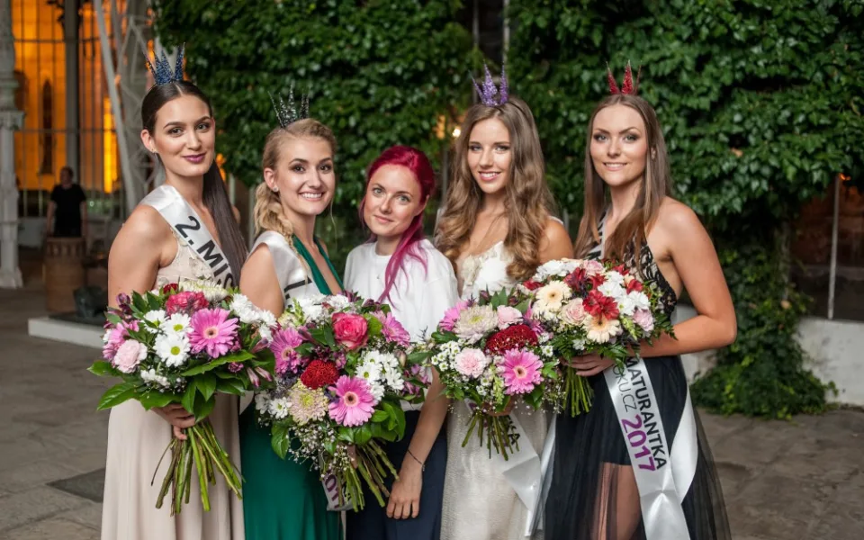 Zleva Aneta Nováková (2. místo), Lucie Šlezingrová (současná vítězka), Martina Matoušková (končící ředitelka soutěže), Dominika Rozmajzlová (3. místo) a Štěpánka Vaňková (Maturantka Sympatie)