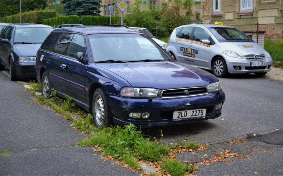 Autovrak v Husitské ulici v Liberci.