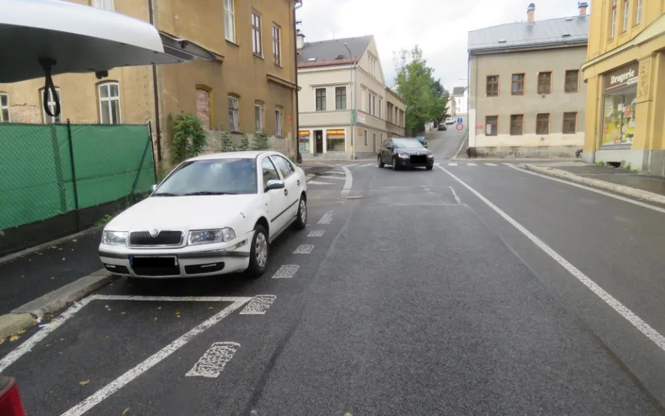 Octavii zaparkoval na  šikmých čarách, auto mu kdosi naboural. Viníka hledá policie.