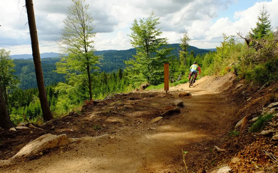 Na Tanvaldském Špičáku v Jizerských horách mají nový bikepark.