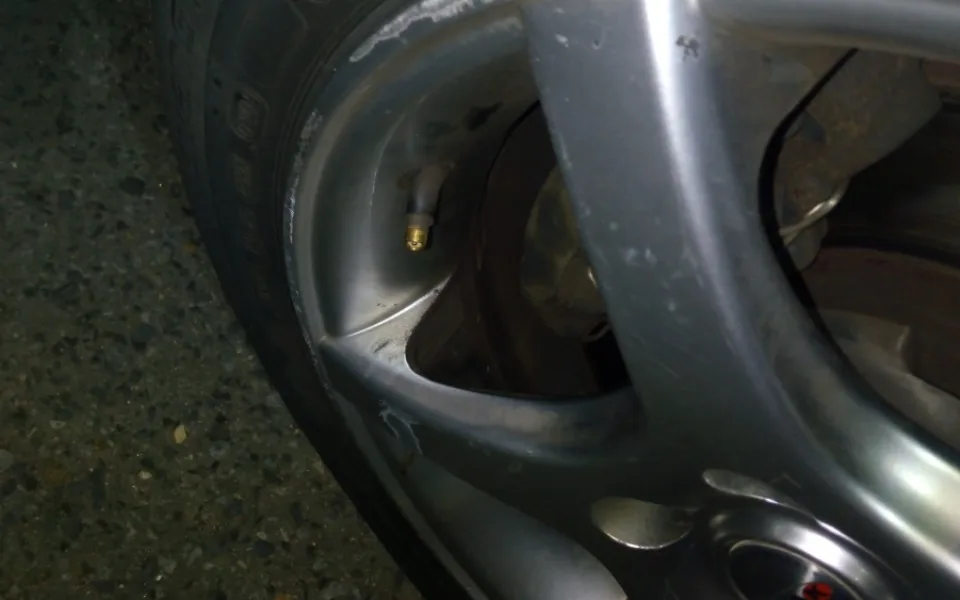 Poškozené auto českolipských strážníků.