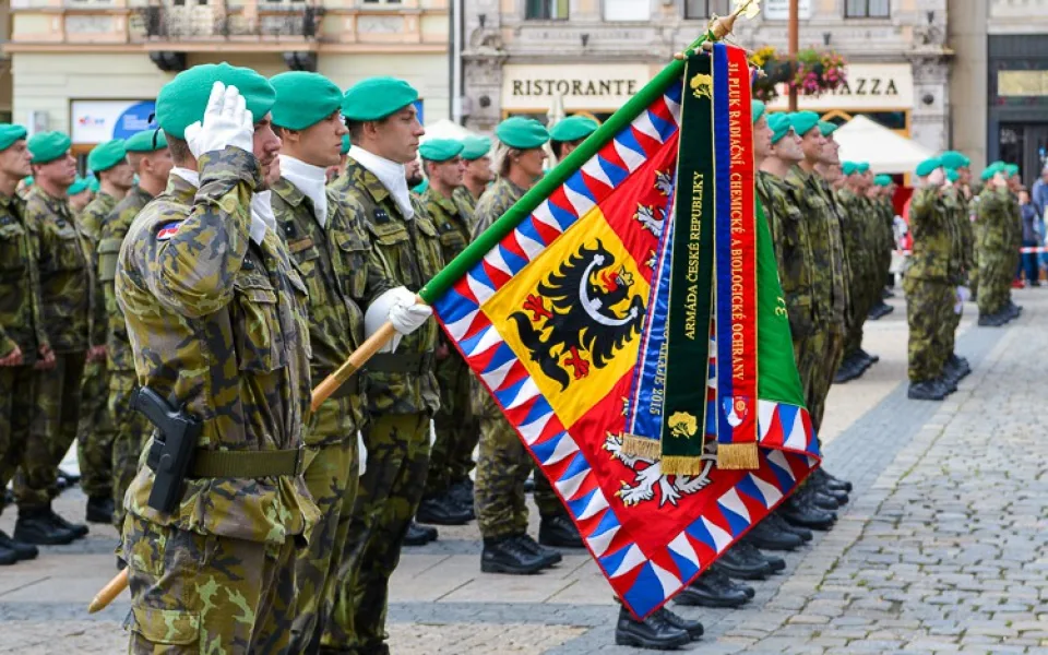 V Liberci dnes jednotka slavila 40 let od vzniku chemické brigády a také 150. výročí přítomnosti vojsk ve městě.