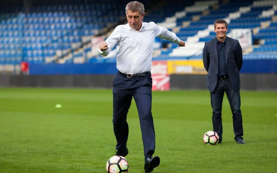 Andrej Babiš střílí na bránu.
