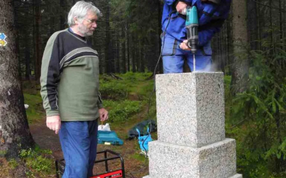 Dobrovolníci ze spolku Patron kříž opravují.