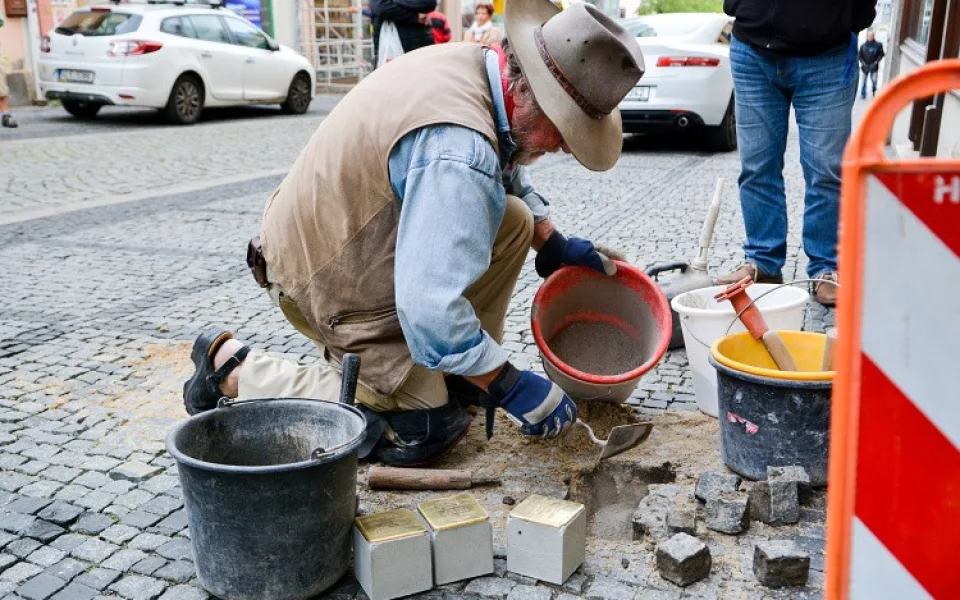 Tragické osudy Židů připomínají v Liberci další kameny.