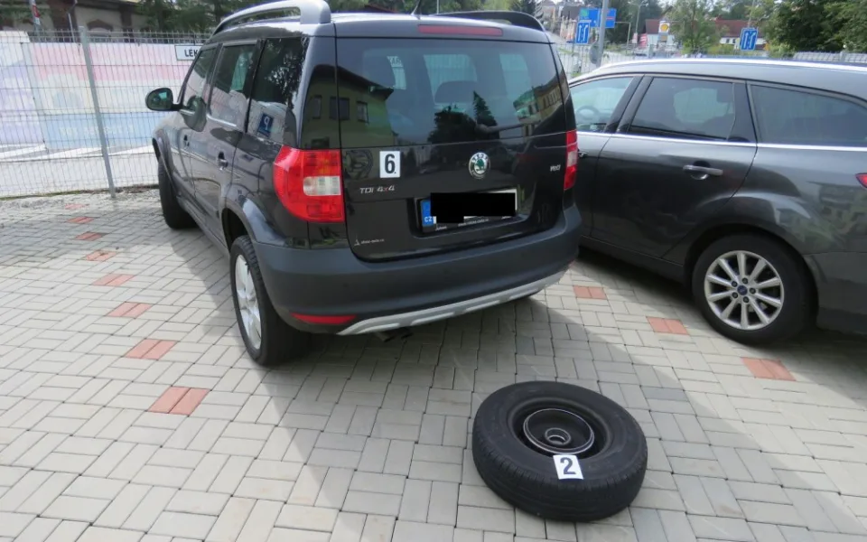 Kolo utržené z přívěsu se zastavilo o zaparkované auto, nikoho nezranilo.