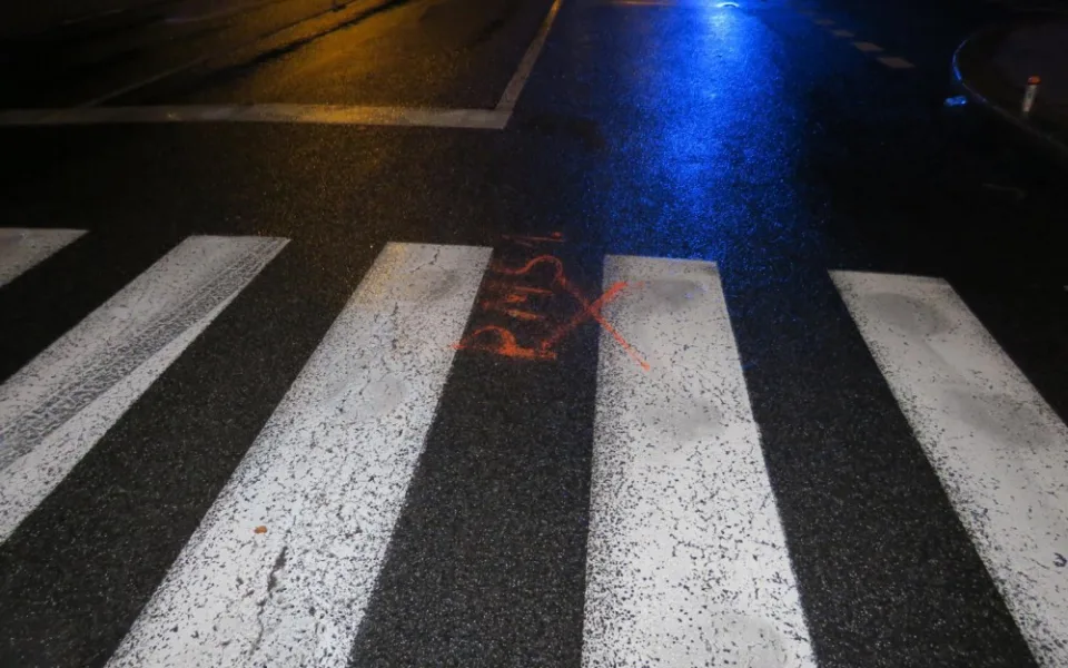 Policie pátrá po dalším řidiči, který ujel od nehody. Po střetu s autem zůstala na přechodu sražená žena.