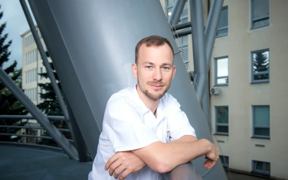 Jakub Kopecký pracuje jako staniční sestra.