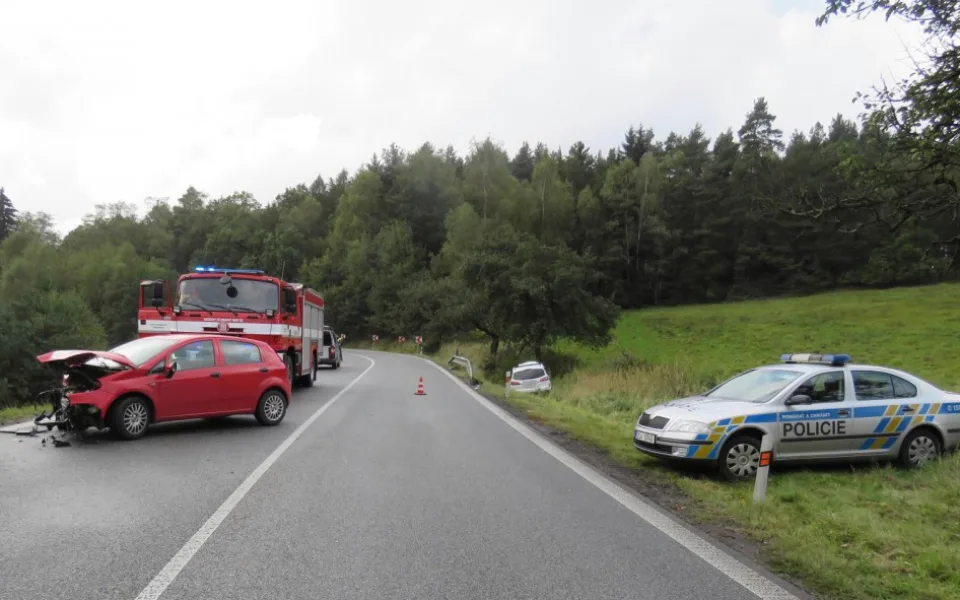 Řidič Punta dostal u Lvové smyk, narazil do protijedoucího auta.