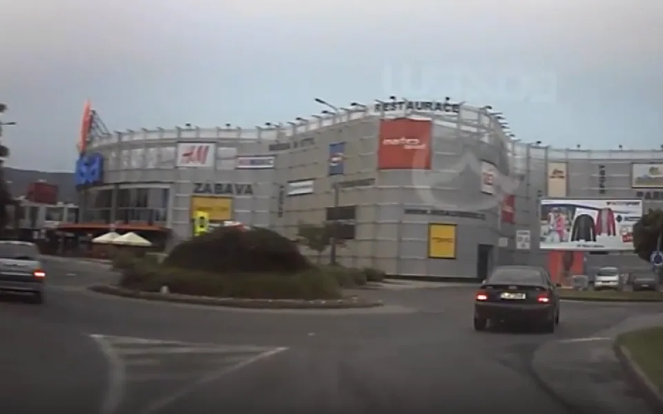 pěchající řidič ukázal ostatním, jak neprojíždět kruhový objezd.