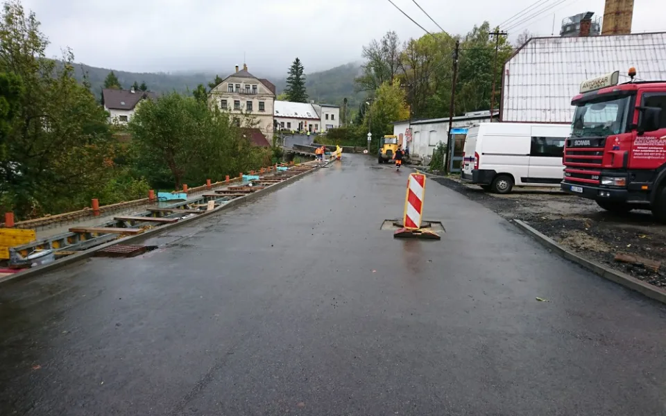 Silnice už je připravená na auta.