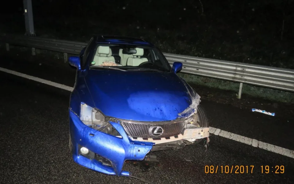 Lexus po nárazu.
