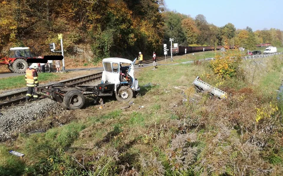 Střet nákladního automobilu a vlaku zastavil v úterý ráno provoz železnici ve Višňové.