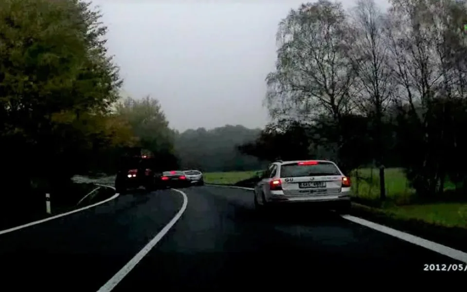 Policie zveřejnila záběry z pronásledování zdrogovaného řidiče, hrozí mu až osm let vězení.