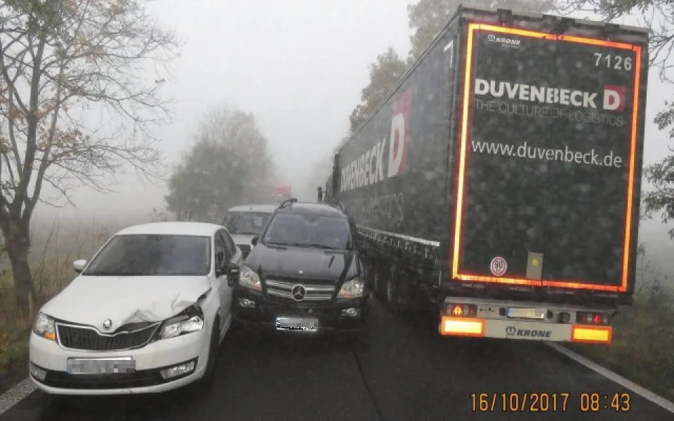 Předjíždění v silné mlze se řidiči Mercedesu vymstilo. Své auto zaklínil mezi kamion a další osobák.