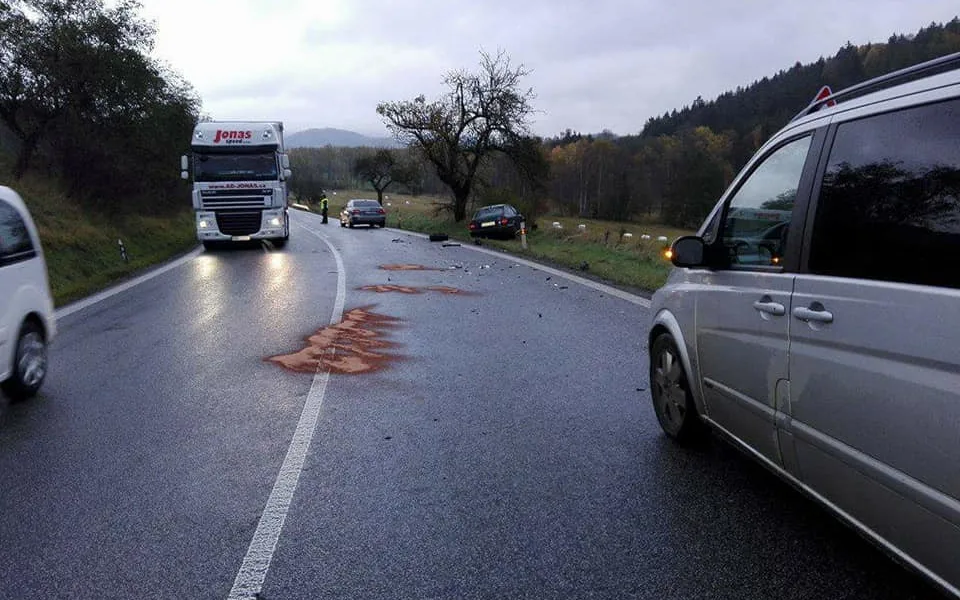 Další nehoda ve Lvové. Střet dvou osobních aut si vyžádal dvě zraněné osoby.
