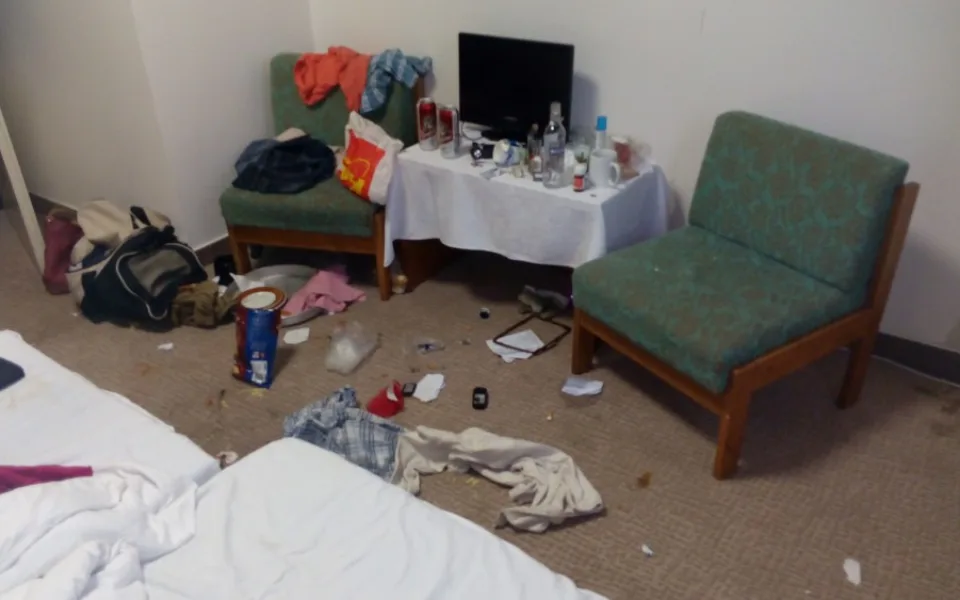 Bilance zlodějky v hotelu: Ukradený alkohol a televize, pomočená zeď a zdevastovaný pokoj.