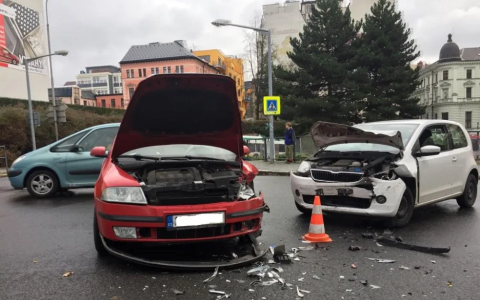 Provoz na frekventované křižovatce u knihovny blokovala nehoda dvou aut.