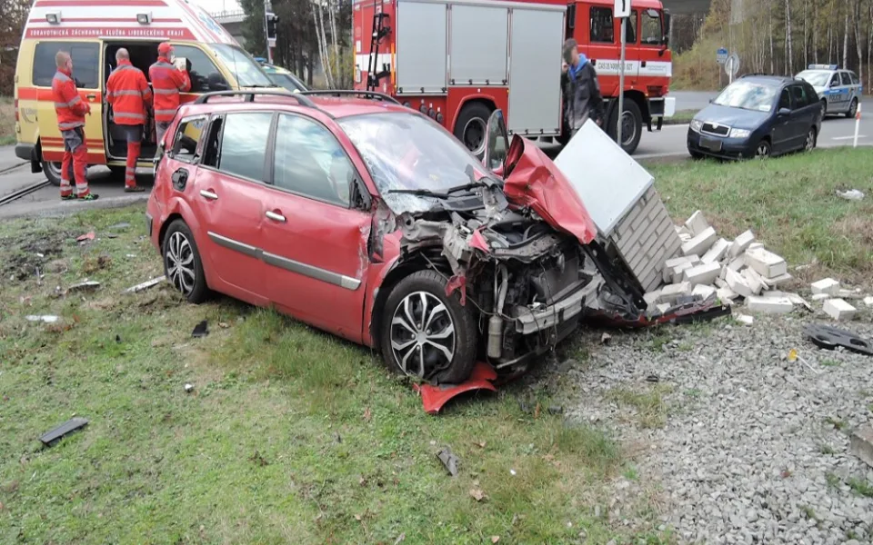 Další nehoda na železničním přejezdu. V Sosnové se střetl vlak s osobním automobilem.