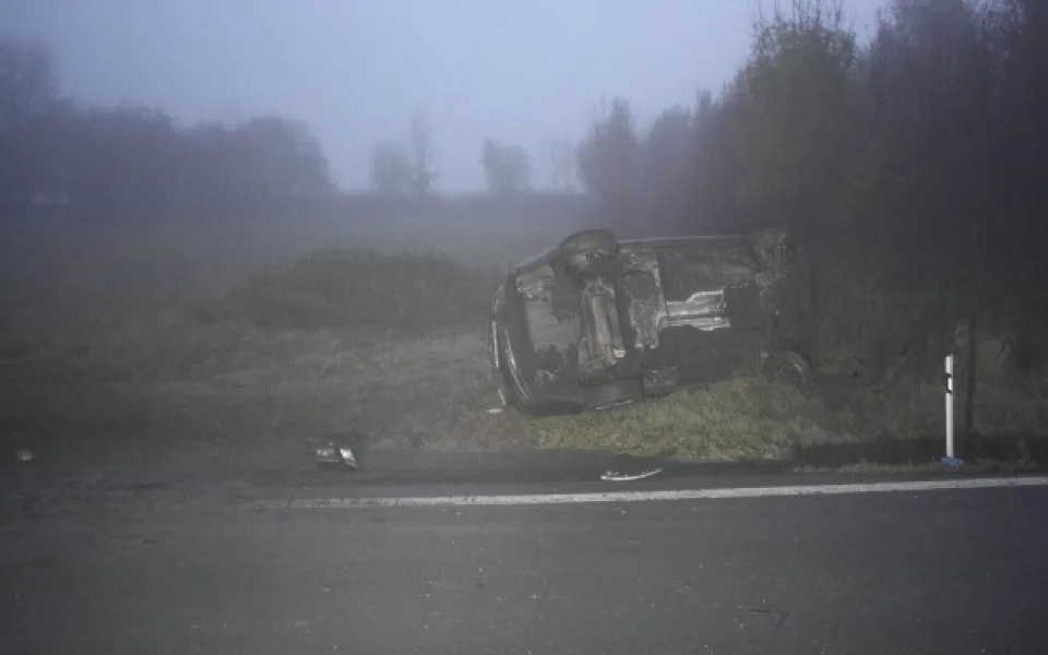 Předjíždění v silné mlze skončilo těžkým poraněním motocyklisty. Srazila ho protijedoucí Octavie.