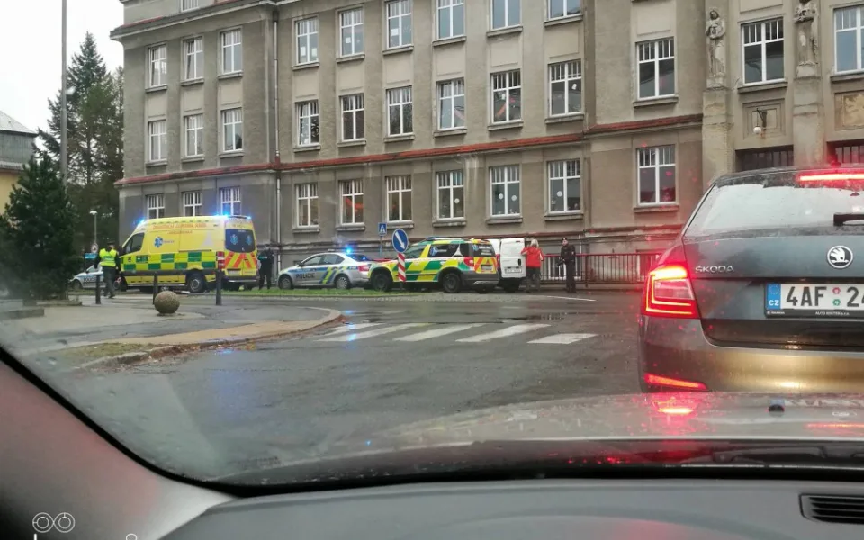 Žena odstavila auto na přechodu.