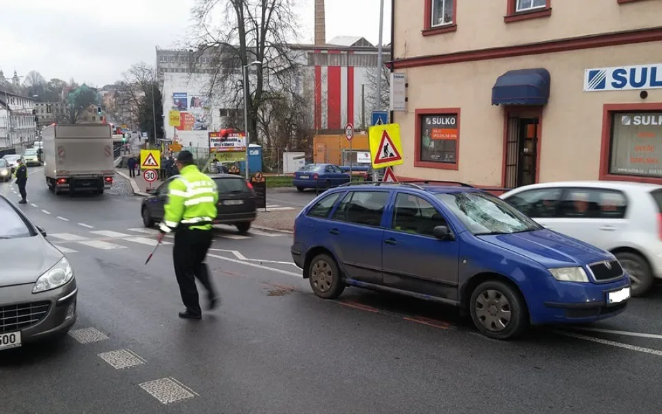 Nehoda v Londýnské ulici. Chodkyně sražená na přechodu skončila v nemocnici.