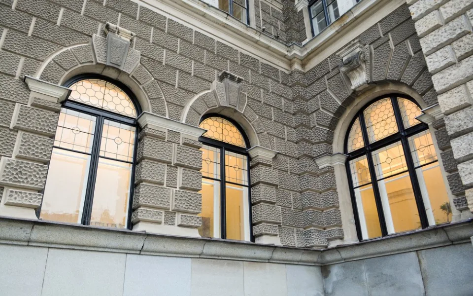 Nová okna na radnici.