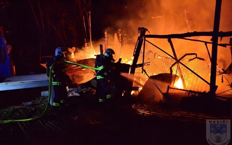 Na česko-polské hranici hořela chatka. Požár zaměstnal i liberecké hasiče.