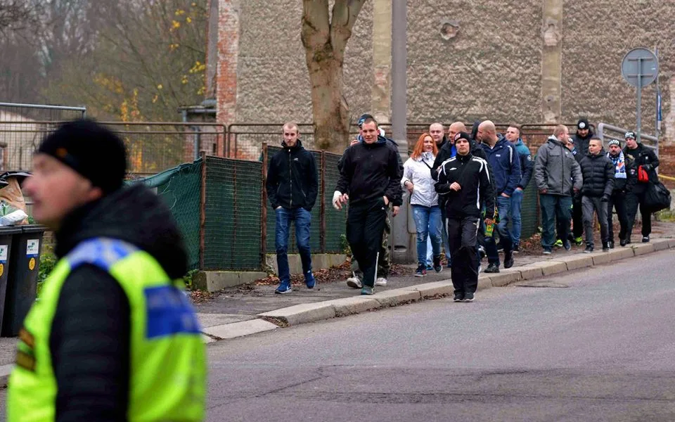Pochod Baníkovců na stadion U Nisy se obešel bez komplikací. Do Liberce jich přijelo skoro 400.