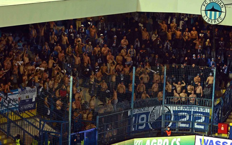 Fanoušci Baníku Ostrava na stadionu U Nisy.