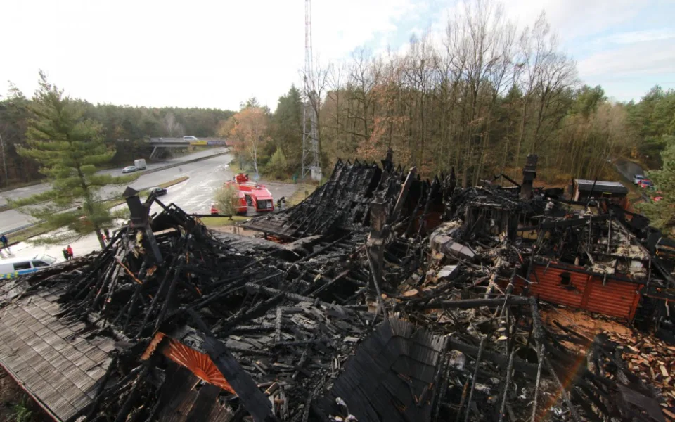 Z koliby 4 Kameny zbylo jen ohořelé torzo. Škoda je 30 milionů, požár způsobily zase v komíně.