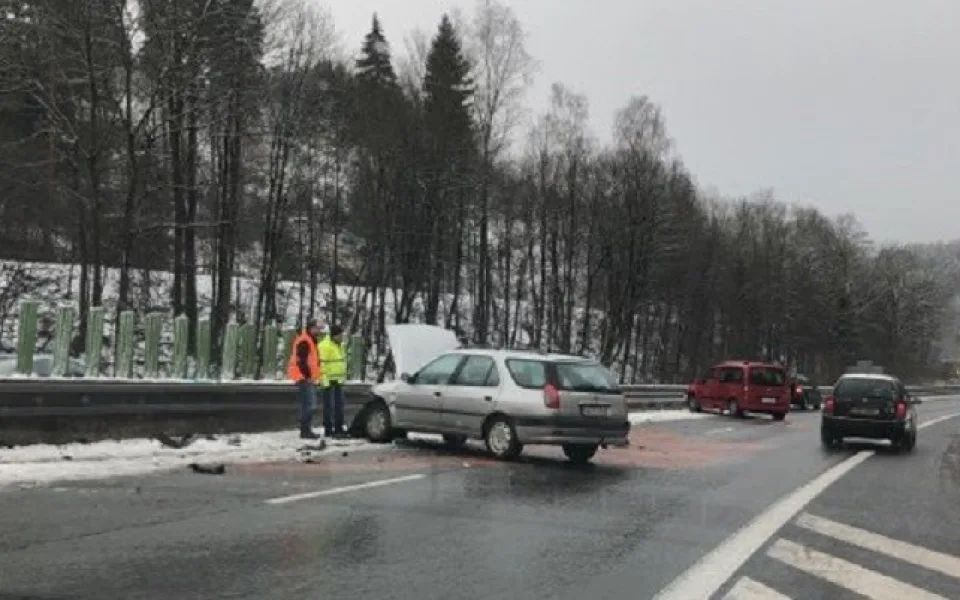 V noci v horách připadlo až 10 centimetrů sněhu, dopravu blokuje několik nehod.