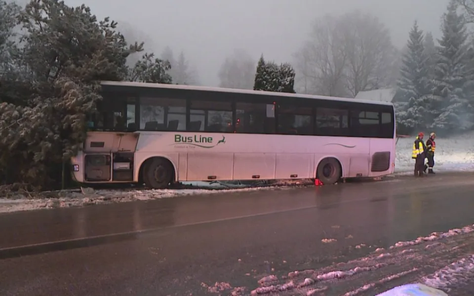 Řidič autobusu zabránil střetu tím, že strhl řízení do zahrady. Nikomu z cestujících se nic nestalo.