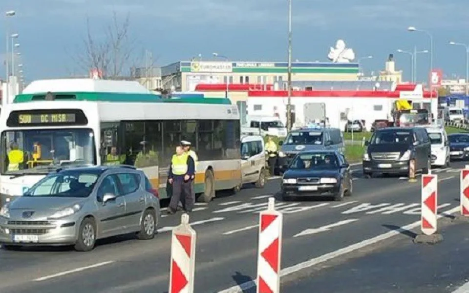 Policisté hledají řidiče nákladního automobilu, který naboural do městského autobusu.