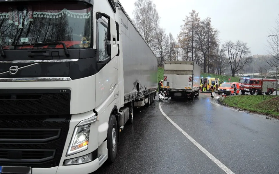  Srážka dvou nákladních automobilů zablokovala nájezd na průtah Libercem.