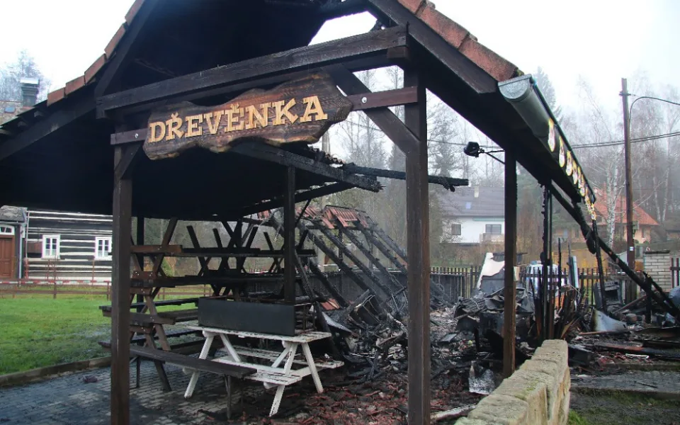 Chata Dřevěnka ve Sloupu v Čechách lehla popelem.