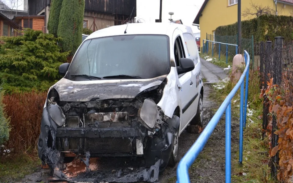 Oheň auto zničil
