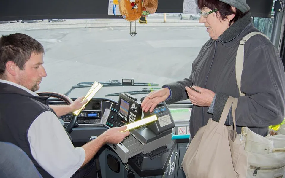 Řidiči autobusů rozdávají cestujícím reflexní pásky, chtějí snížit počet tragických nehod.