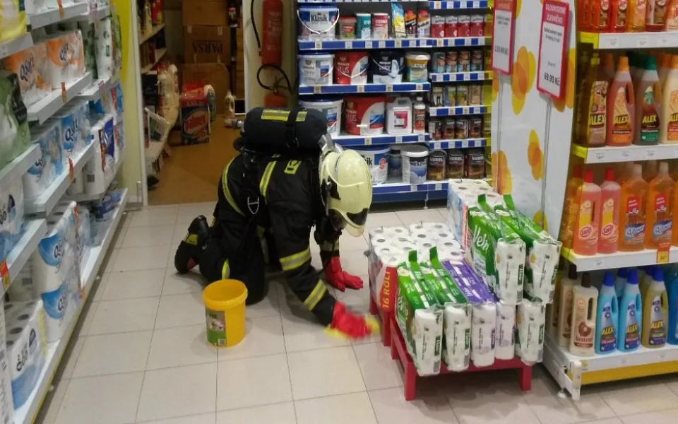 Hasiči evakuovali kvůli úniku čpavku v obchodním domě skoro šedesát osob.