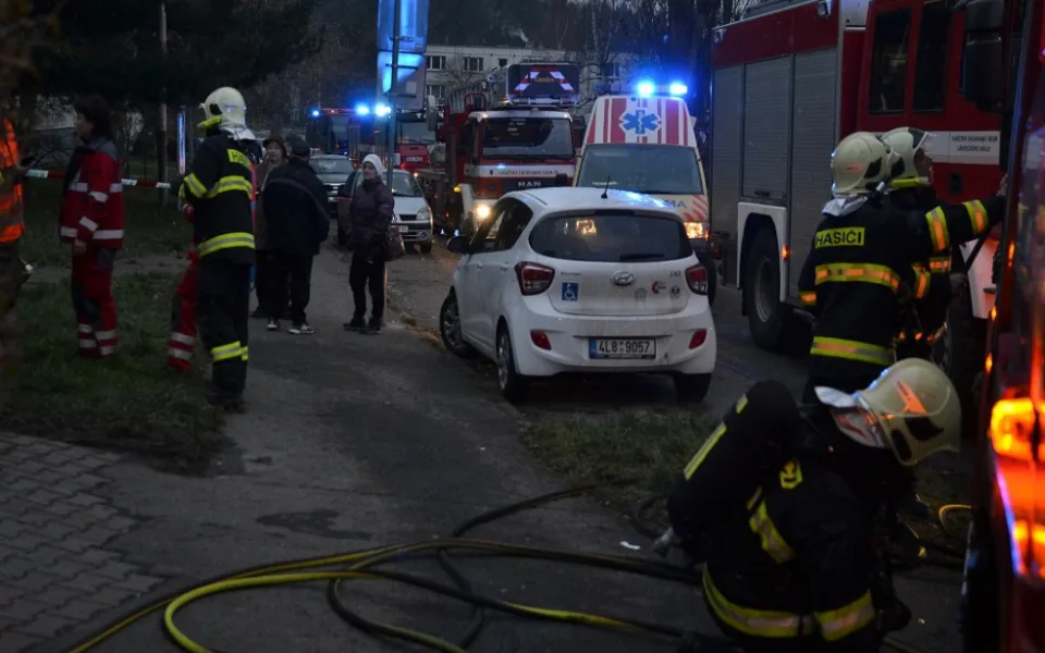 Nájemníci se do požárem zasaženého domu v České Lípě  budou moci vrátit nejdřív v neděli.