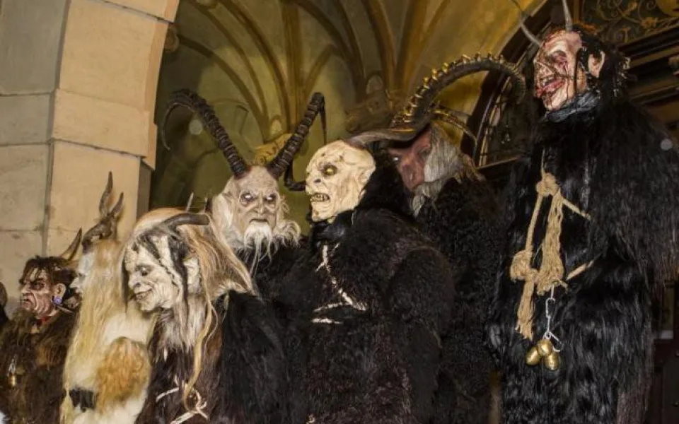 Frýdlantské náměstí patřilo Krampusům, stovky lidí se na ně přišly podívat.