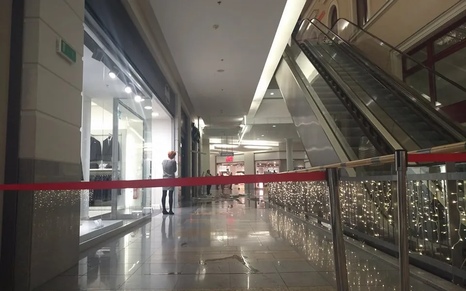 V nákupním centru Forum prasklo vodovodní potrubí, voda zaplavila část patra.