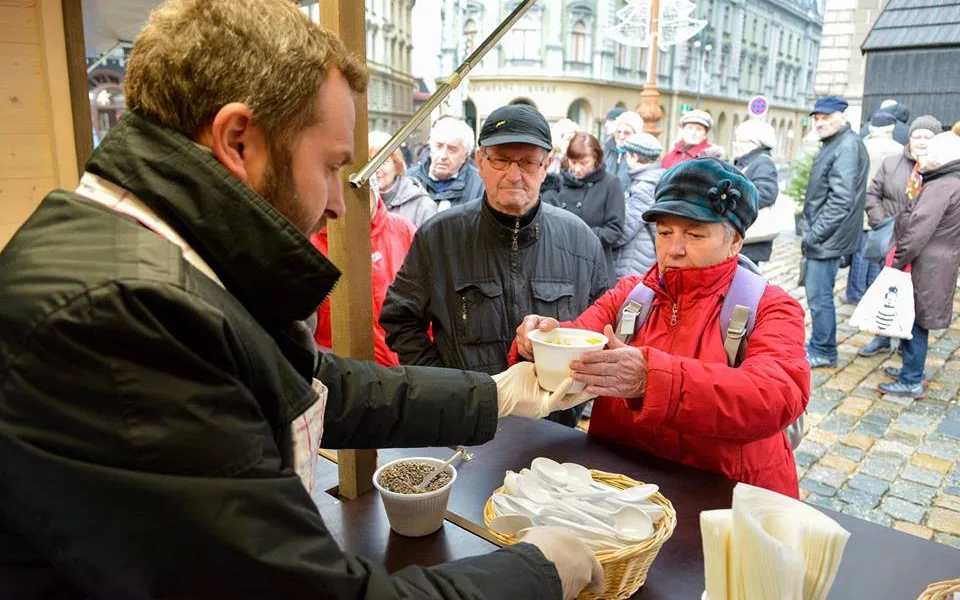 Primátor Batthyány rozléval dýňovou polévku.