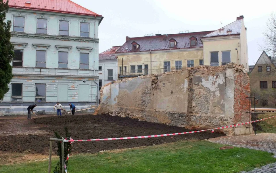 Dům už je pryč, příští rok město místo upraví.