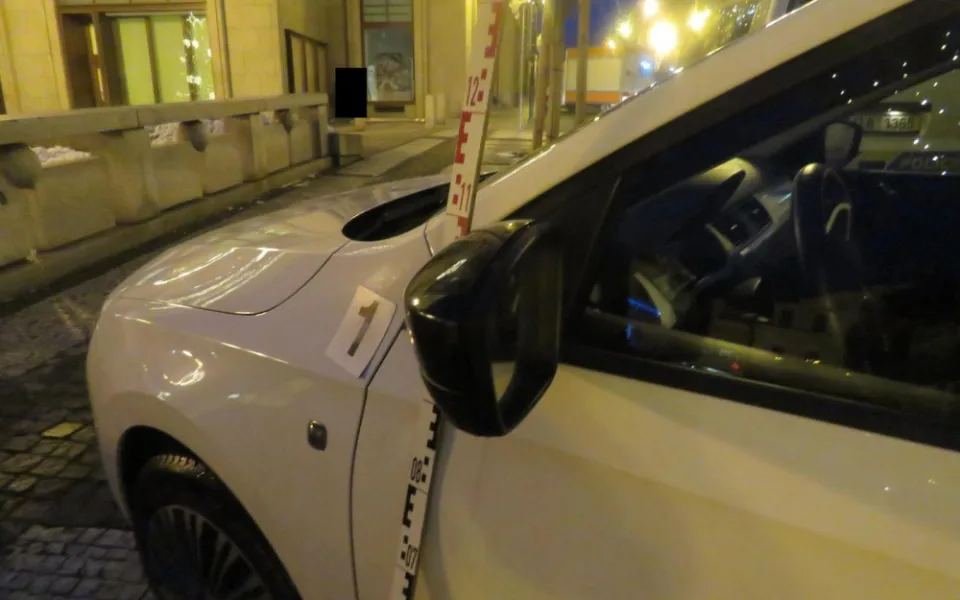 Policisté hledají řidiče, který v centru Jablonce naboural zaparkované auto a ujel.