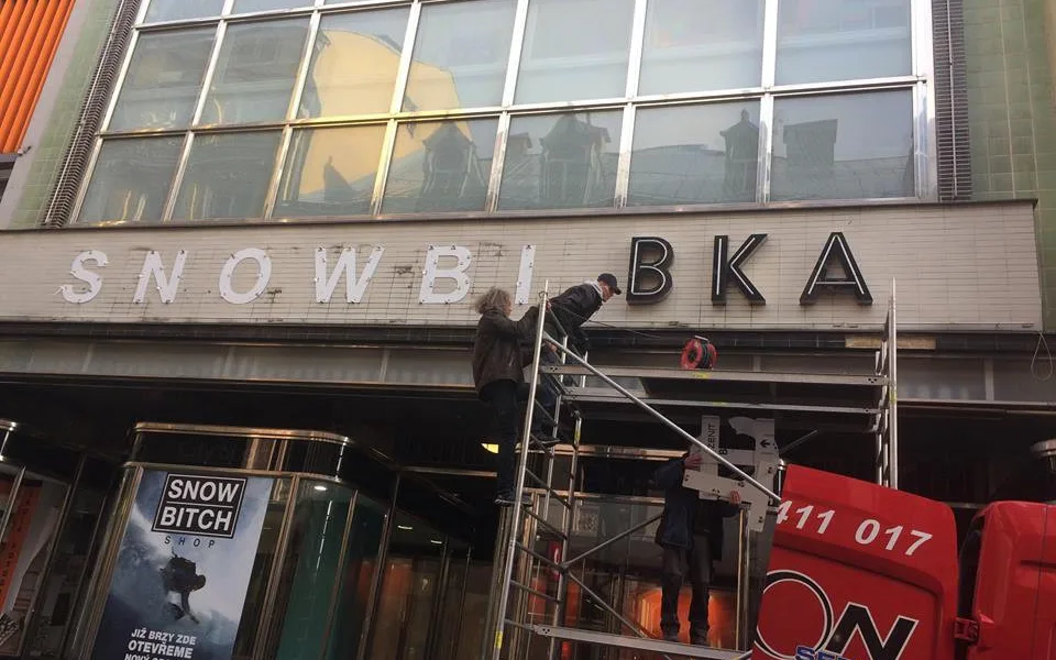 Obchodní dům Brouk a Babka přišel o svůj původní nápis. Nahradilo ho logo skateshopu.