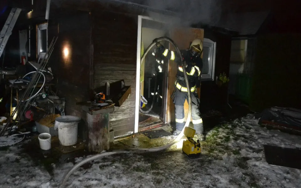 Požár zahradní chatky způsobil nevhodně namontovaný komín, majitel za to vyfasuje pokutu.
