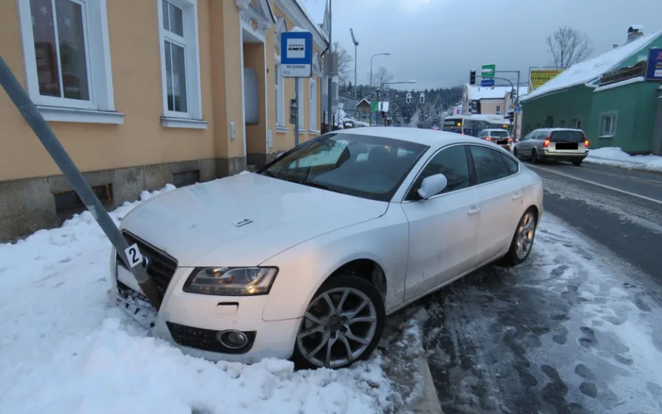 Řidič Audi zabránil střetu s před ním jedoucím automobilem, naboural ale do značky.
