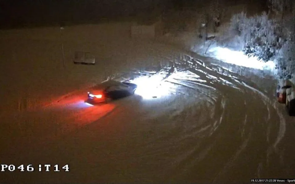 Auto jezdilo po běžkařské trati.