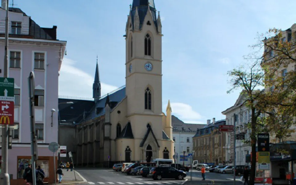 Kostel v Liberci dostal zpět vstupní dveře, zatím jen na Vánoce.